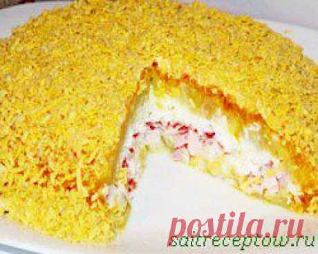 Салат с сыром и крабовыми палочками.