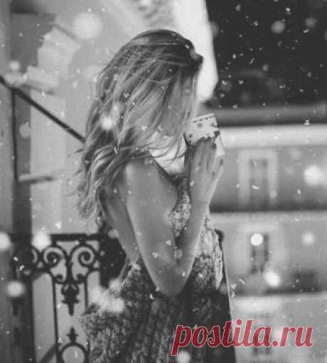 ОДЕЖДА ДЛЯ ДУШИ

Ты сшей одежду для души, ведь ей неловко…
Её знакомые давно форсят в обновках,
На ком-то шаль из равнодушия с камнями,
На ком-то злоба и двуличие с шипами.

А кто-то платье сшил вечернее из лести,
Кому-то нравится носить наряд из мести,
А ты одета в простоту и состраданье…
Они не в моде и остались без вниманья…

Ты в детстве платья из доверия любила.
Твоя душа его годами износила,
Оно теперь трещит по швам и стало тесно…
Но зло и зависть для души не интере...