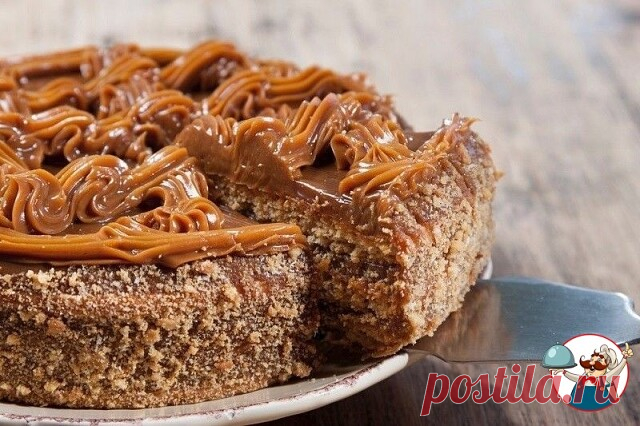 5 ВКУСНЕЙШИХ МЕДОВЫХ ТОРТИКОВ      
1. Медовый торт со сметанным кремом

Ингредиенты:

Для теста:

Яйца — 3 шт.
Сахар — 1 стак.
Мед — 1 ст. л.
Сода — 1 ч. л.
Мука — 2 стак.

Для крема:

Сметана — 500 г
Яичные желтки — 2 шт.
Сахар — 1 стак.
Сливочное масло — 150 г

Для украшения:

Грецкие орехи — по вкусу
Шоколад — по вкусу

Приготовление:

1. Взбить яйца вместе с сахаром в светлый крем. Добавить мед и муку, просеянную вместе с содой. Перемешать. Должно получиться густое те...