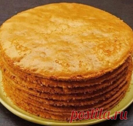 КОРЖИ НА СМЕТАНЕ для вкуснейшего торта
ИНГРЕДИЕНТЫ  на 8-10 коржей:
Сметана 15-20% жирности - 200 гр;
Сода пищевая - 1 чайная ложка с маленькой горкой;
Сахар - 180-200 гр;
Мука - 400-450 гр;
Ванилин - 1 пакетик.

Приготовление:
Замешивается тесто быстро

Выкладываем в глубокую ёмкость сметану, всыпаем ложку соды и сразу тщательно перемешиваем. Ждём 3-4 минуты, сода в кисломолочном продукте начнёт быстро реагировать и пузыриться.

Сразу всыпаем сахар и смешиваем. Теперь не ...