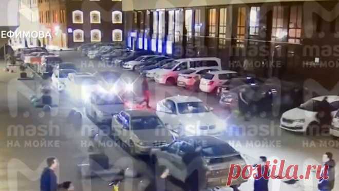 В Петербурге гражданина Таджикистана задержали за стрельбу около ТЦ. Молодого человека подозревают в участии в драке со стрельбой около торгового центра на станции метро Сенная площадь. Об этом сообщает 78.ru. Предварительно, во время конфликта подозреваемый выстрелил в воздух из пистолета. Позже оружие он ...