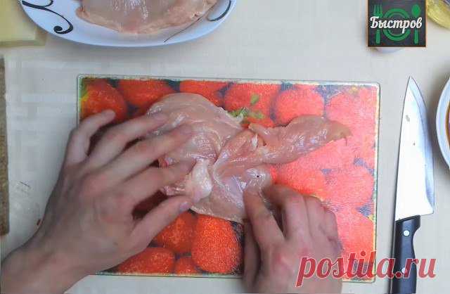 Сегодня хочу поделиться с вами невероятно вкусным мясом из куриной грудки. Куриная грудка по этому рецепту получается очень сочной, нежной с обалденной корочкой.
Обязательно попробуйте приготовить такое мясо, ваши домочадцы будут в полном восторге от такого блюда.

3 шт филе куриной грудки
Крекиры (сладко соленые печенье) 100г ( пол пачки )
Соевый соус - 70г
Щепотка перца
Щепотка соли
Сыр - 40г
Яйцо куриное - 1шт
Горчица - 1 ч.л

1. Для начала подготовим куриное филе. Отре...