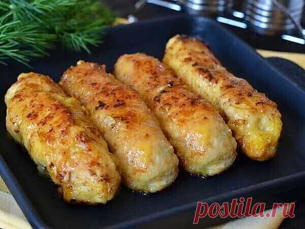 Мясные пальчики из куриного филе

По вековым традициям славянской кухни блюда из птицы были главенствующими у наших народов. Ни один долгожданный праздник, будь то Новый год, Рождество Христово или всеми почитаемая Святая Пасха, не обходился без королевы стола. Древние славяне употребляли в пищу кур, уток, гусей, лебедей, тетеревов, цапель и даже журавлей. В современной русской кухне приготовление блюд из диких птиц - скорее исключение, а вот всеми любимая курица – завсегд...