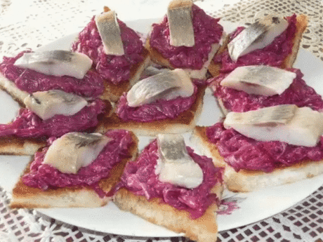 Бутерброды на закуску с селёдкой
Продукты: 
 батон 
1 отварная свекла 
2 зубчика чеснока 
майонез 
филе селедочки 
растительное масло для жарки 
Кусочки батона нарезать ромбиками (или по желанию), обжарить с двух сторон на растительном масле. 
Свеклу натереть на крупной терке, добавить чесночок, майонез, перемешать, выложить на обжаренный батон. Сверху уложить по кусочку селедочки. Чем не закусочка!