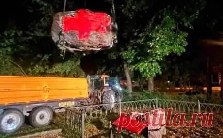 В Латвии снесли памятник советскому дипкурьеру Теодору Нетте. В Латвии снесли памятник советскому дипломатическому курьеру Теодору Нетте, сообщил председатель думы Огрского края Эгилс Хелманис в Facebook (соцсеть признана экстремистской и запрещена в России).