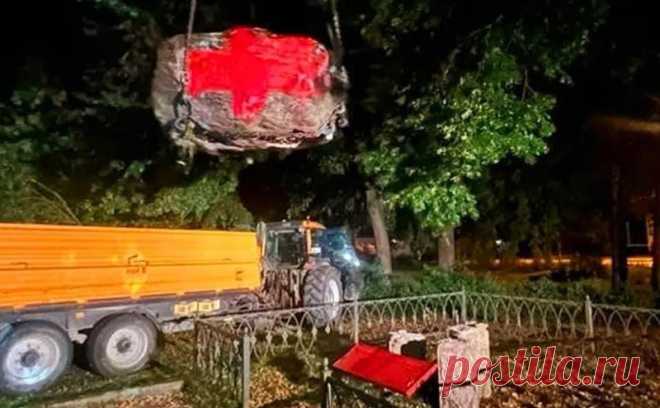 В Латвии снесли памятник советскому дипкурьеру Теодору Нетте. В Латвии снесли памятник советскому дипломатическому курьеру Теодору Нетте, сообщил председатель думы Огрского края Эгилс Хелманис в Facebook (соцсеть признана экстремистской и запрещена в России).