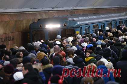 Выживший после падения под поезд в Москве мужчина найден мертвым. Мужчина, выживший после падения на рельсы, погиб. Он найден мертвым в километре от станции метро «Сходненская» рядом с высотным зданием на улице Свободы. Спасший его Алихан Азизов скончался ранее, ему было 26 лет. В работе московского метрополитена из-за происшествия произошел сбой.