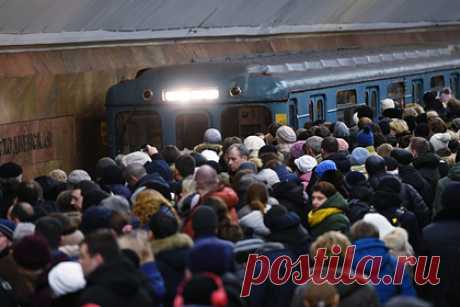 Выживший после падения под поезд в Москве мужчина найден мертвым. Мужчина, выживший после падения на рельсы, погиб. Он найден мертвым в километре от станции метро «Сходненская» рядом с высотным зданием на улице Свободы. Спасший его Алихан Азизов скончался ранее, ему было 26 лет. В работе московского метрополитена из-за происшествия произошел сбой.