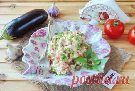 Салат из баклажанов с яйцом и помидорами Баклажан поистине овощ универсальный, ведь с ним можно приготовить огромное количество блюд. Это супы, холодные и горячие закуски и конечно салаты. С очередным рецептом салата я хочу вас сегодня познакомить. В Интернете очень много похожих салатов, но изменение одного ингредиента в корне меняет вкус блюда. Часто к жареным баклажанам с отварными яйцами добавляют маринованный лук. Это действительно вкусно. Но попробуйте маринованный л...