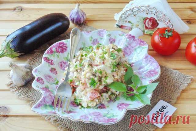 Салат из баклажанов с яйцом и помидорами Баклажан поистине овощ универсальный, ведь с ним можно приготовить огромное количество блюд. Это супы, холодные и горячие закуски и конечно салаты. С очередным рецептом салата я хочу вас сегодня познакомить. В Интернете очень много похожих салатов, но изменение одного ингредиента в корне меняет вкус блюда. Часто к жареным баклажанам с отварными яйцами добавляют маринованный лук. Это действительно вкусно. Но попробуйте маринованный л...