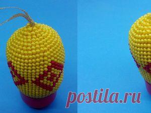 Вяжем бисером брелок и елочную игрушку «Ромбы»: видео мастер-класс Предлагаю вашему вниманию еще одни мастер-класс по вязанию крючком бисером. В этом мастер-классе я разместила материалы по вязанию брелока для ключей и елочной игрушки с узором «Ромбы».В мастер-классе есть список всех необходимых материалов для изготовления брелока и игрушки, расписано количество бисера, количество петель в каждом ряду.Желаю вам приятного просмотра!