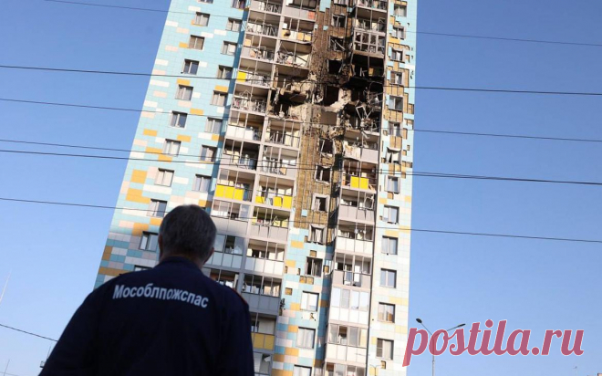 В Раменском эвакуировали жителей пяти домов из-за падения дрона. В ночь на 10 сентября украинские дроны атаковали девять российских регионов, включая Подмосковье. В последнем было сбито 14 беспилотников, повреждения получили два многоэтажных здания, жителей близлежащих домов эвакуировали
