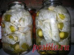 Огурцы в капустных листьях