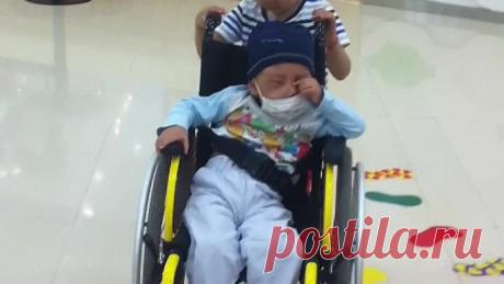 Это еще до пункции-Адилька катает Ахметика по коридору.22.07 2014.Сеул детская онкология