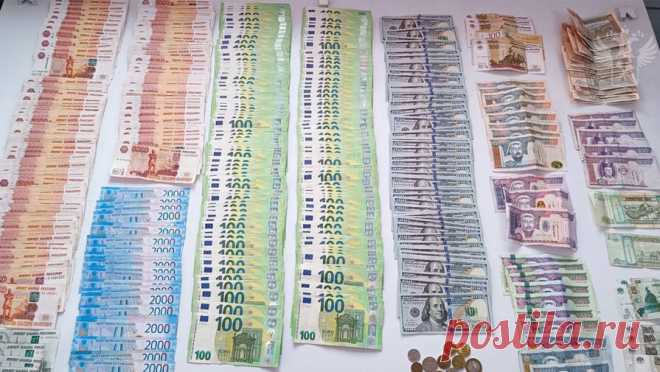 Российские таможенники нашли у пассажира такси $50 тысяч. В Бурятии сотрудники таможенной службы нашли у пассажира такси незадекларированные $50 тысяч. Об этом сообщает ФТС России. По информации службы, инцидент произошел на таможенном посту многостороннего автомобильного пункта пропуска Кяхта. ...
