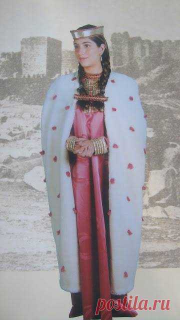 ԳՈՐԱՆԴՈւԽՏ ԹԱԳՈւՀՈւ ՏԱՐԱԶԸ💝
Կարսի թագուհին, Գագիկ թագավորի կինը՝ 10-րդ դարում, որի զգեստը ներկայացված է գրքում:
ՏԱՐԱԶ
Այս մանրանկարի՝ Գորանդուխտ կամ Դուխտ թագուհու տարազի բնագիրը գտնվում է Երուսաղեմի Հայոց մատենադարանում շատ եղծված վիճակում: Վ. Հացունին հրատարակել է այն իր <<Պատմություն հին հայ տարազին>> գրքում՝ միագույն և շատ անորոշ: Սակայն իր տրամադրության տակ ունենալով նաև գունավոր լուսանկարը, մանրամասն նկարագրում է այն, որի վրայից պատրաստվել է գրքում ներկայացված տարազը՝