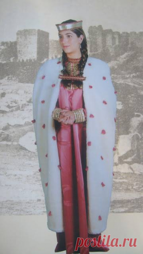 ԳՈՐԱՆԴՈւԽՏ ԹԱԳՈւՀՈւ ՏԱՐԱԶԸ💝
Կարսի թագուհին, Գագիկ թագավորի կինը՝ 10-րդ դարում, որի զգեստը ներկայացված է գրքում:
ՏԱՐԱԶ
Այս մանրանկարի՝ Գորանդուխտ կամ Դուխտ թագուհու տարազի բնագիրը գտնվում է Երուսաղեմի Հայոց մատենադարանում շատ եղծված վիճակում: Վ. Հացունին հրատարակել է այն իր &lt;&lt;Պատմություն հին հայ տարազին&gt;&gt; գրքում՝ միագույն և շատ անորոշ: Սակայն իր տրամադրության տակ ունենալով նաև գունավոր լուսանկարը, մանրամասն նկարագրում է այն, որի վրայից պատրաստվել է գրքում ներկայացված տարազը՝