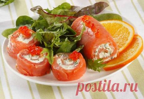 Красная рыба — незаменимый атрибут новогоднего стола. Рецептов рыбных закусок огромное множество, каждая хозяйка найдет то, что придется ей по душе. Сегодня мы подготовили для вас 3 варианта простых блюд из соленой семги, приготовление которых не займет много времени, а результат приятно удивит. Нежная сырно-творожная начинка и красная рыба — классическое выигрышное сочетание для закусочных блюд. Как правило, они подаются в виде маленьких рулетов или в готовых тарталетках,...