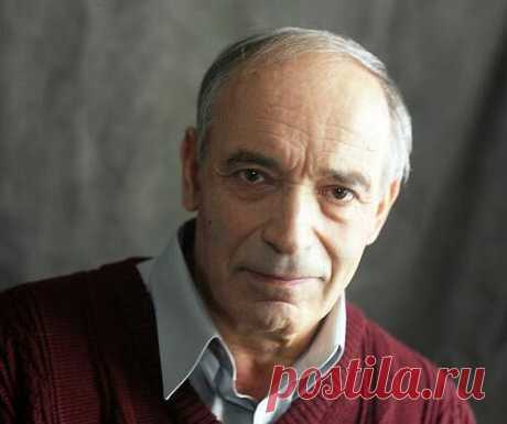Совсем недавно, меньше года назад, Валентин Гафт ушёл из жизни. Об этом актёре сказано и написано так много, что, кажется, мы давно знаем о нём всё. Известно о его непростой судьбе, о том, как он лишь с третьей попытки обрёл семейное счастье, и о том, как всю жизнь не мог себе простить смерти дочери...

Но сегодня, в день его рождения, мы предлагаем вспомнить забавные случаи из жизни Валентина Иосифовича. Ведь он был очень весёлым человеком и часто заставлял людей смеяться...