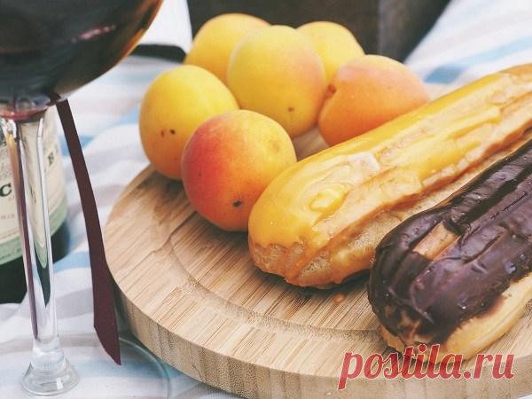 для эклеров  2 яйца
1 стакан сахара
1 ч. л. ванильного сахара
1,5 стакана молока
2 ч. л. растопленного сливочного масла
2 ч. л. муки
ПРИГОТОВЛЕНИЕ
Смешай муку и яйца в однородную смесь.
Вскипяти молоко с сахаром. Влей молоко тонкой струйкой в яичную массу, хорошо размешай.
Поставь крем на огонь, но ни в коем случае не разрешай ему закипать. Добавь ванильный сахар, сливочное масло. Быстро охлади нежный крем, поставив его в тарелку с холодной водой или льдом.