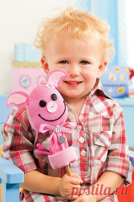 Весёлый поросёнок из обычного носка своими руками