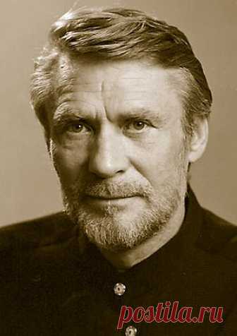 Александр Михайлов — биография, фильмография, фотографии актёра Народный артист России (1992г.). Родился 5 октября 1944г. в поселке Оловянное, Читинской области. В 1969г. окончил театральный факультет ДВПИИ. С 1969 по 1970гг. - актер Приморского краевого драматического театра им. М. Горького (г. Владивосток). С 1970 по 1980гг. - актер Академического театра драмы им. К. Маркса (г. Саратов). С 1980 по 1985гг. - актер Театра им. Ермоловой (г. Москва). С 1985г. - актер Малого театра (г. Москва).