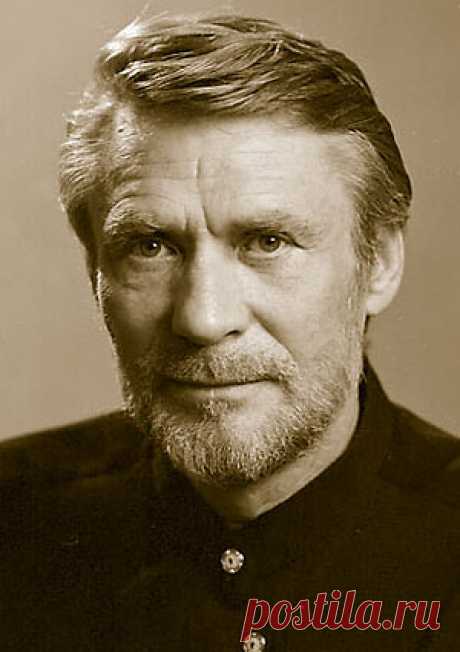 Александр Михайлов — биография, фильмография, фотографии актёра Народный артист России (1992г.). Родился 5 октября 1944г. в поселке Оловянное, Читинской области. В 1969г. окончил театральный факультет ДВПИИ. С 1969 по 1970гг. - актер Приморского краевого драматического театра им. М. Горького (г. Владивосток). С 1970 по 1980гг. - актер Академического театра драмы им. К. Маркса (г. Саратов). С 1980 по 1985гг. - актер Театра им. Ермоловой (г. Москва). С 1985г. - актер Малого театра (г. Москва).