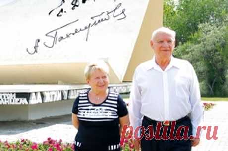 «Магнитка». Музыка Александры Пахмутовой. Стихи Николая Добронравова. Исполняет мужской вокальный ансамбль «Металлург» под руководством Александра Никитина и государственный русский народный ансамбль «Россия» под руководством Виктора Гридина. 1993.