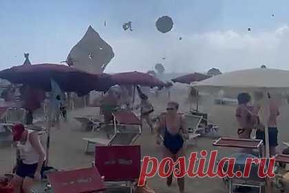 Убегающие с пляжа в Европе во время торнадо туристы попали на видео