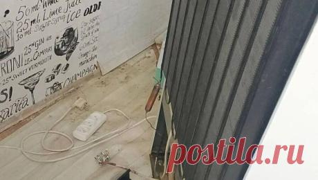 Взрыв холодильника проломил стену дома в российском поселке. В Забайкалье стену дома в поселке проломило из-за взрыва холодильника. Об этом сообщает Telegram-канал Babr Mash. Инцидент произошел в поселке Текстильщиков во время починки бытовых приборов. Внезапно прогремел хлопок такой силы, что ...