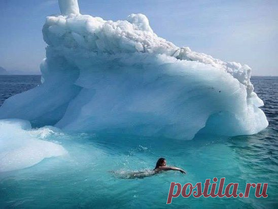 Девушка плавает в ледяной воде. Аляска