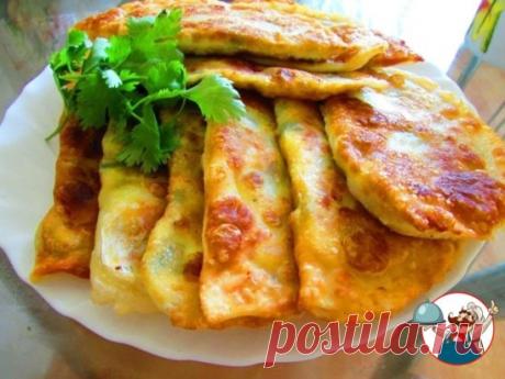 Очень понравился такой рецепт чебуреков с яйцами и сыром, быстро и вкусно!!!
Тесто:
мука просеянная -250 г.,
вода кипяток -150 мл.,
растительное масло-25 г,
соль- 0,5 ч.л.
Начинка:
3-4 яйца,
сыр - 100-150 г.,
зеленый лук- небольшой пучок.
В миску влить растительное масло, кипяток, соль, перемешать, всыпать просеянную муку, замесить тесто. Оставить на 15-20 мин.
Начинка: порезать лук, сыр потереть на терке, яйцо кубиком, можно немного посолить - по вкусу.
Тесто разделить на 12-13 кусочков (не