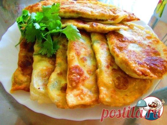 Очень понравился такой рецепт чебуреков с яйцами и сыром, быстро и вкусно!!!
Тесто:
мука просеянная -250 г.,
вода кипяток -150 мл.,
растительное масло-25 г,
соль- 0,5 ч.л.
Начинка:
3-4 яйца,
сыр - 100-150 г.,
зеленый лук- небольшой пучок.
В миску влить растительное масло, кипяток, соль, перемешать, всыпать просеянную муку, замесить тесто. Оставить на 15-20 мин.
Начинка: порезать лук, сыр потереть на терке, яйцо кубиком, можно немного посолить - по вкусу.
Тесто разделить на 12-13 кусочков (не