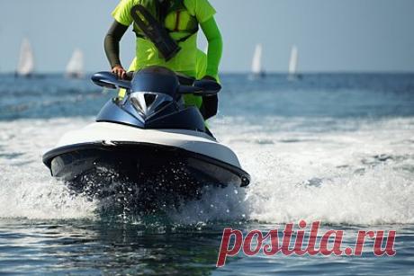 Швеция решила помочь Украине скутерами. Правительство Швеции поручило отправить Украине водные скутеры, стоящие на вооружении у службы береговой охраны. Об этом заявили в правительственной канцелярии. В заявлении отмечается, что гидроциклы пользуются спросом на Украине, и, по данным береговой охраны, скутеры могут быть немедленно переданы Украине в дар.