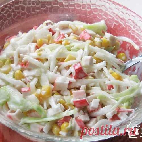 ​Салат с крабовыми палочками, кукурузой и капустой Ингредиенты: Крабовые палочки - 300 г Капуста белокочанная - 200 г Кукуруза консервированная - 1 ст. Лук зеленый - по вкусу Сметана - по вкусу Соль - по вкусуПриготовление: Капусту нашинковать тонкой соломкой. Добавить кукурузу и нарезанные на...