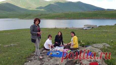 Մերոնցով.....
Այս Եդեմական բնաշխարհի գրկում հոգեպես կտրվելով աշխարհիկ առօրյա հոգսերից, վերերկրային թևեր առնելով,ոչ միայն միտքդ,այլև հուզմունք ապրող ողջ զգայական աշխարհդ է վերերկրային տիրույթ տեղափոխվում:
Ինձ այն ծաղկաբույր լեռներն են տանում
Այն բարձունքներն են ինձ տանում կրկին,
Ուր մարդն ամպերին վերից է նայում,
Վերից է նայում արծվի ճախրանքին։