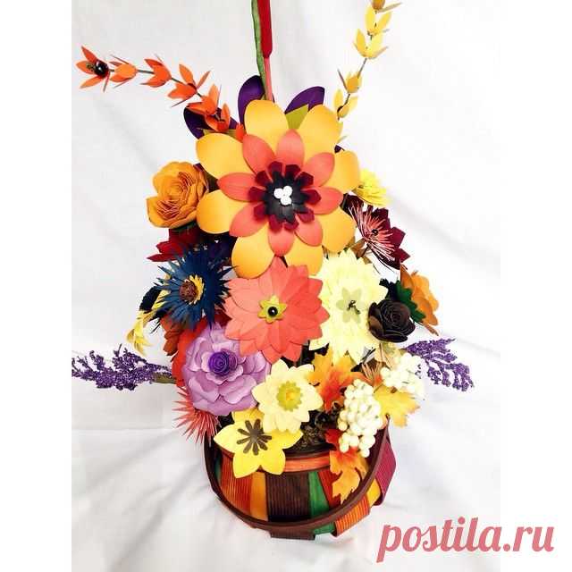 This little beauty hot delivered to her new home yesterday. #paperart #paperblooms #papercrafts #paperflower #paperflowers #paperflowerarrangements #paperbouquets #color #colors #diecutcrazy #diecut #diycrafts #creative #creativity #design #diyhomedecor #happy #harvest #handmade #centerpieces #fall #flora #flower #flowers