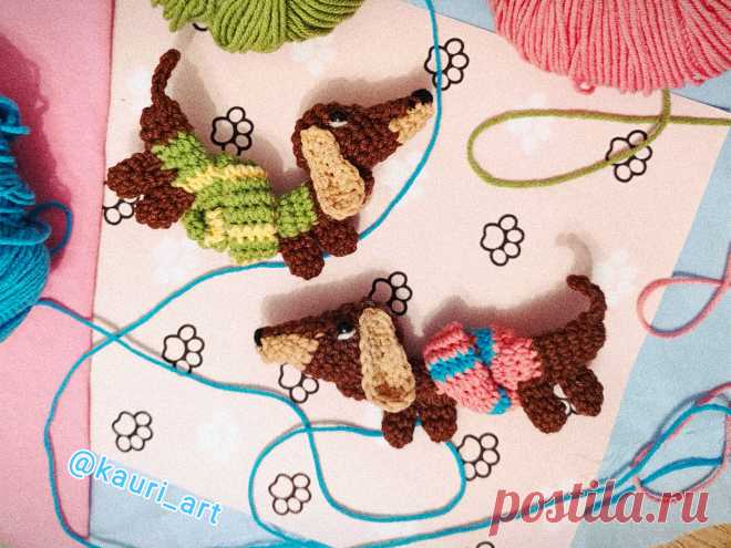PDF Такса Завязакса крючком. FREE crochet pattern; Аmigurumi animal patterns. Амигуруми схемы и описания на русском. Вязаные игрушки и поделки своими руками #amimore - такса, собака, пёс, собачка с длинным телом, щенок, пёсик.
