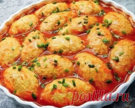 Ленивые голубцы в духовке: мясной фарш 400 г, белокочанная капуста 400 г, рис 1/2 стакана, 
яйцо 1 шт., лук 1 шт., морковь 1 шт., чеснок 2 зубчика, подсолнечное масло 1 ст. л, молотый чёрный перец и соль по вкусу