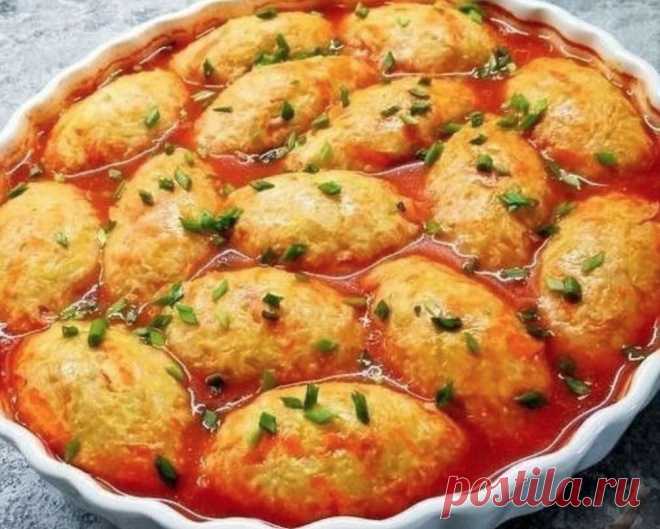 Ленивые голубцы в духовке: мясной фарш 400 г, белокочанная капуста 400 г, рис 1/2 стакана, 
яйцо 1 шт., лук 1 шт., морковь 1 шт., чеснок 2 зубчика, подсолнечное масло 1 ст. л, молотый чёрный перец и соль по вкусу