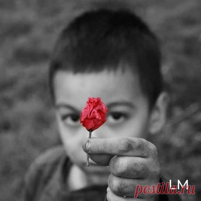 Есть в мире хорошие люди, 
Дающие сердцу приют. 
Не те, что мечтают о чуде, 
А те — что его создают.
 Есть люди — надежда и вера
, Есть люди — улыбки и свет.
 Как будто из сказочной эры, 
Которой названия нет. 
В природе, рождающей жадность, 
Отсутствие чувств и цинизм, 
Порядочность есть, деликатность,
 Сочувствие и альтруизм. 
У каждого разное счастье, 
И разный до счастья маршрут… 
Хороших — используют часто. 
Хорошим — как правило, лгут… 
Им больно. Но дальше упрямо Не...