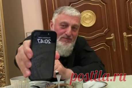 Кадыров опроверг слухи о своей болезни и исчезновении Делимханова. Глава Чечни Рамзан Кадыров вышел в прямой эфир в Instagram (социальная сеть принадлежит компании Meta, которая признана в РФ экстремистской и запрещена) с депутатом Госдумы Адамом Делимхановым. Он опроверг слухи о своей болезни и исчезновении Делимханова. «Собака лает, караван идет», — подчеркнул Кадыров.