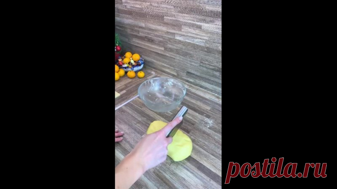 Безумно вкусный и простой в приготовлении насыпной пирог.
Рецепт:
Масло сливочное 200г.
Сахар 1ст. (Стакан 200мл)
Яйцо С1 2шт.
Ванилин щепотка
Разрыхлитель 1ч.л
Мука 3ст. (Стакан 200мл.)

Начинка:
Джем, варенье или ягоды.
На видео начинка из клубники и земляники.
800г. Ягод+100г.сахара. Вскипятить.
1/2стакана воды (200мл.стакан) смешать с 2ст.л кукурузного крахмала. Добавить к ягодам и варить помешивая 3-5 минут на слабом огне.