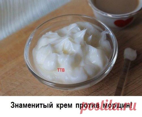 Знаменитый крем против морщин, который за неделю разгладит самую плохую кожу.
На заметку: впитывается долго, больше часа, поэтому им нужно пользоваться за 2 часа до сна. Первый результат увидите через 3 дня. Рецепт несложный и действительно волшебный.
Понадобится:
0,5 шт свежего желтка, 
2 ч. ложки миндального масла (можно заменить оливковым)
1 ч. ложка морской пищевой соли
2 ч. ложки отвара ромашки (1 ст. ложка сухой травы на 200 мл воды, кипятить 15-20 мин.)
0.5 ч. ложки...