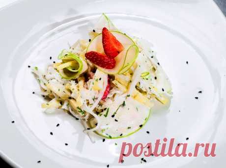 Салат с яблоками и дайконом