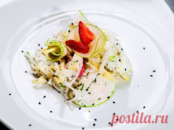Салат с яблоками и дайконом