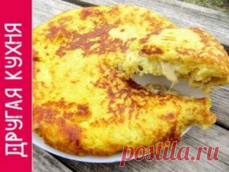 Картофельная лепешка с курицей и сыром.