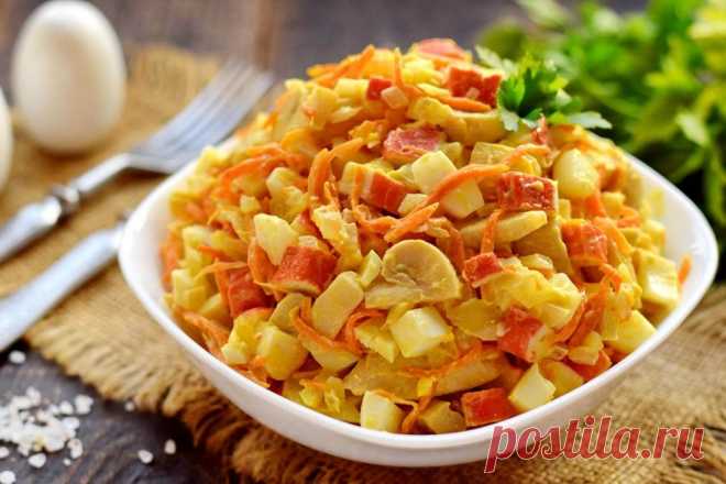 Салат с крабовыми палочками и маринованными грибами Готовим сытный салат из простых продуктов. Главным компонентом салата будут крабовые палочки, добавляем к ним яйца, овощи и маринованные грибы. Овощи перед этим обжариваются в масле до мягкости. Маринованные грибочки придают салату кислинку и сочность. Все продукты отлично сочетаются между собой по вкусу, после нарезки смешиваем их между собой и заправляем майонезом. Салат подходит для праздничных мероприятий, рецепт простой и быстрый.