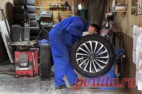 Автовладельцам назвали способы обмана на шиномонтаже. Недобросовестные сотрудники шиномонтажа могут обманывать автовладельцев, берясь чинить шины, которые не подлежат восстановлению. Кроме того, они убеждают россиян заменить шины, еще пригодные к использованию, а также берут доплату за дополнительные услуги, завышая изначально обговоренную цену работ.