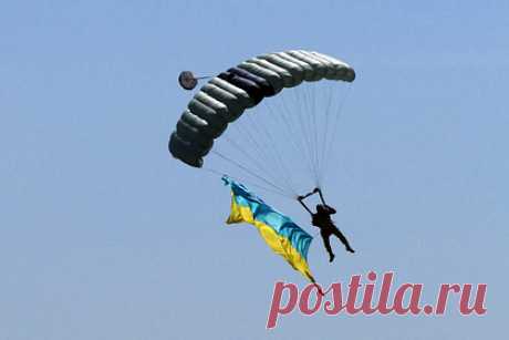 Украинские парашютисты станцуют в небе гопак в честь Дня независимости. Полтора десятка украинских парашютистов устроят на аэродроме в Днепропетровской области показательное выступление в честь Дня независимости, станцевав гопак во время прыжка. В свободном падении они будут буксировать большой государственный флаг, а после выстроятся в форме «сердца».
